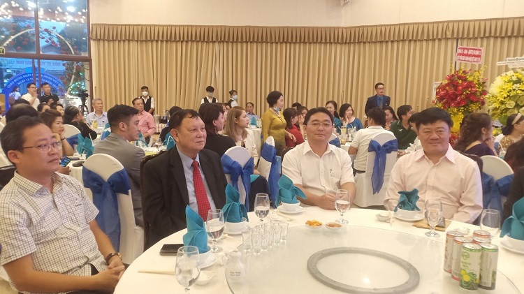 Tham dự buổi gặp mặt có ông Trương Quốc Lâm - Bí thư Quận ủy, ông Nguyễn Trần Bình - quyền Chủ tịch UBND quận 11… cùng lãnh đạo các phòng ban thuộc quận 11 và cùng đông đảo doanh nhân đang hoạt động kinh doanh trên địa bàn quận 11, TP.HCM.