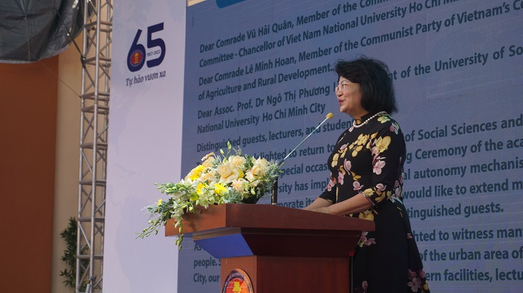 _Bà Đặng Thị Ngọc Thịnh - Nguyên Phó Chủ tịch nước kỳ vọng tân sinh viên sẽ cố gắng học tập và đạt được nhiêu thành tích trong năm học mới