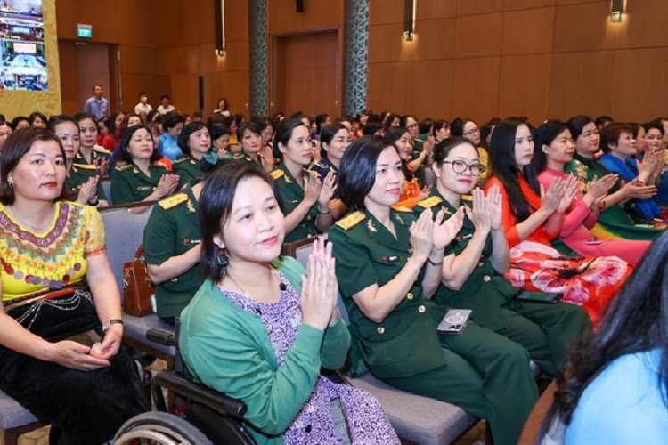 Hơn 300 đại biểu tham dự tại điểm cầu trung tâm tại Hà Nội và trên 5.000 cán bộ, hội viên phụ nữ, các nữ doanh nhân, nữ trí thức, phụ nữ lực lượng vũ trang, phụ nữ tiêu biểu trên các lĩnh vực tham gia tại các điểm cầu.