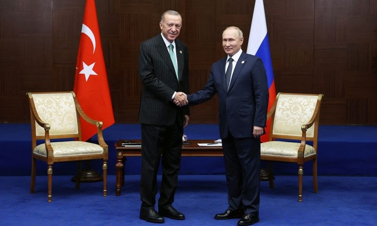 Tổng thống Nga Putin (phải) gặp Tổng thống Thổ Nhĩ Kỳ Erdogan tại Astana, Kazakhstan, ngày 13/10. Ảnh: Reuters.