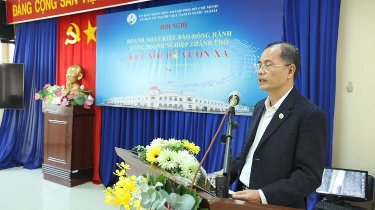 Ông Trần Đức Hiển - Phó Chủ nhiệm Ủy ban về Người Việt Nam ở nước ngoài TP. Hồ Chí Minh, phát biểu tại hội nghị