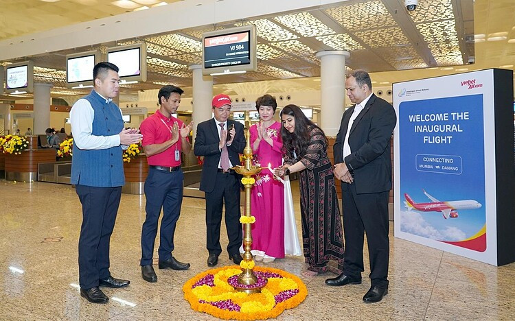 Tổng lãnh sự Việt Nam tại Mumbai - ông Hoàng Tùng (thứ 3 từ trái sang) tham dự nghi thức chào mừng và tặng hoa hành khách trên chuyến bay đầu tiên kết nối thành phố Mumbai với thành phố Đà Nẵng