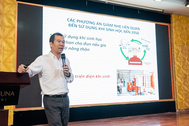Ảnh 3: Ông Lương Quang Huy - đại diện Cục Biến đổi khí hậu, Bộ Tài nguyên và Môi trường trình bày tại hội thảo