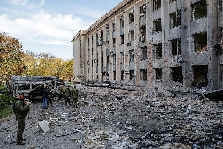 Tòa nhà hành chính thành phố tại vùng Donetsk, miền đông Ukraine bị hư hại do trúng pháo kích. Ảnh: Reuters
