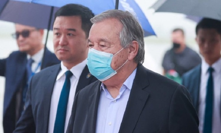 Tổng thư ký Liên Hợp Quốc António Guterres sau khi rời máy bay tại sân bay Nội Bài trưa 21/10 - Ảnh:VNExpress