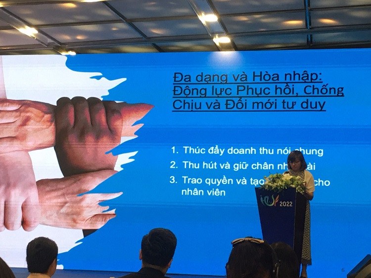 Bà Anjanette Saguig - Trưởng phòng Chính sách Xã hội và Quản trị của UNICEF Việt Nam với bài trình bày: