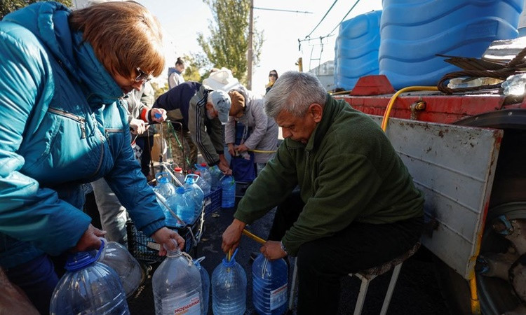 Người dân ở Mykolaiv xếp hàng chờ lấy nước sạch hôm 16/10. Ảnh: Reuters.
