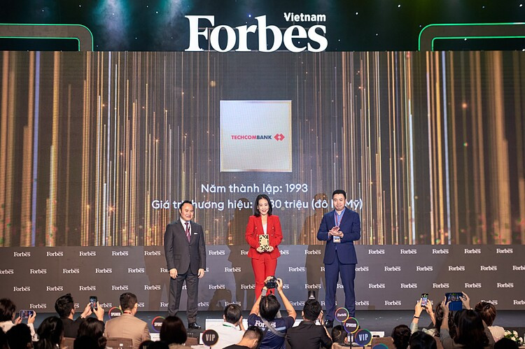Bà Thái Minh Diễm Tú - Giám đốc Khối Tiếp thị Techcombank - nhận danh hiệu Top 2 thương hiệu tài chính dẫn đầu Việt Nam do Forbes tổ chức chiều 27-10