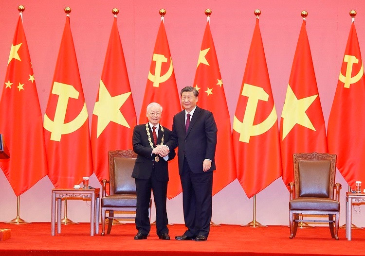 Tổng Bí thư, Chủ tịch nước Trung Quốc Tập Cận Bình đã trao Huân chương Hữu nghị, huân chương cao quý nhất của Trung Quốc dành cho người nước ngoài, cho Tổng Bí thư Nguyễn Phú Trọng - Ảnh: TTXVN.