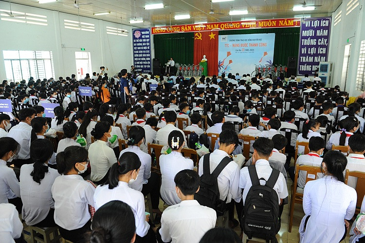 551 em học sinh tại 8 trường Tiểu học, Trung học cơ sở, Trung học phổ thông thuộc huyện Mỏ Cày Nam, tỉnh Bến Tre đã được đón nhận những phần học bổng ý nghĩa của Tập đoàn TTC