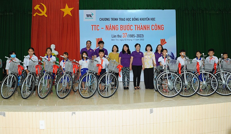 Nhóm thiện nguyện Chia sẻ - Sharing do bà Mai Thị Hạnh - Phu nhân Nguyên Chủ tịch nước CHXHCN Việt Nam Trương Tấn Sang làm đại diện, đã đồng hành ủng hộ 51 xe đạp
