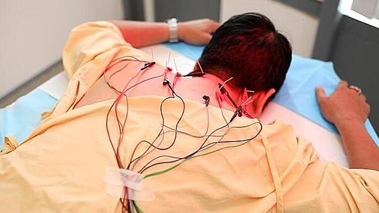 Bệnh nhân đau cổ vai gáy đang được điều trị bằng điện châm kết hợp chiếu đèn hồng ngoại tại Khoa Y Học Cổ Truyền Bệnh viện FV - Ảnh: FV