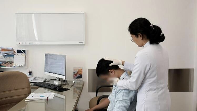 Bác sĩ Diệc Khả Hân tư vấn cho bệnh nhân điều trị đau cổ vai gáy tại Bệnh viện FV - Ảnh: FV