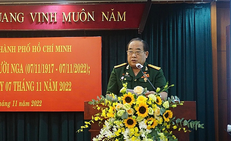 Ông Phùng Thế Vinh, Đảng bộ Hội CCB TP.HCM xúc động khi nhận Huy hiệu 45 năm tuổi Đảng - Ảnh: Phan Thương