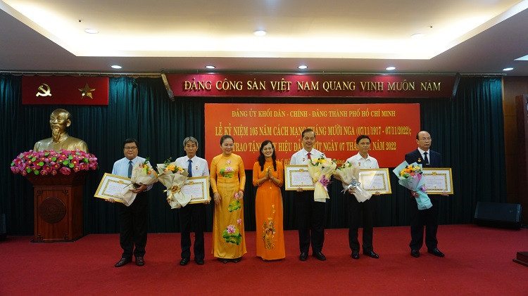 10 đảng viên của Khối Dân-Chính-Đảng TP.HCM được trao tặng huy hiệu Đảng