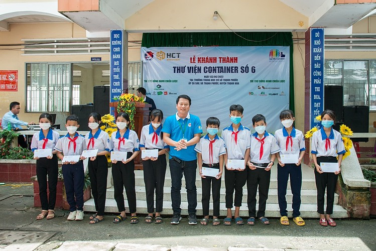 Anh Nguyễn Minh Tâm trao học bổng cho học sinh nghèo, hiếu học