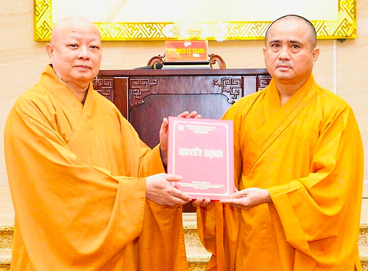Hòa thượng Thích Lệ Trang, Trưởng ban Trị sự Giáo hội Phật giáo Việt Nam TP.HCM (trái) trao quyết định bổ nhiệm Thượng tọa Thích Tâm Hải làm Tổng biên tập Báo Giác Ngộ.