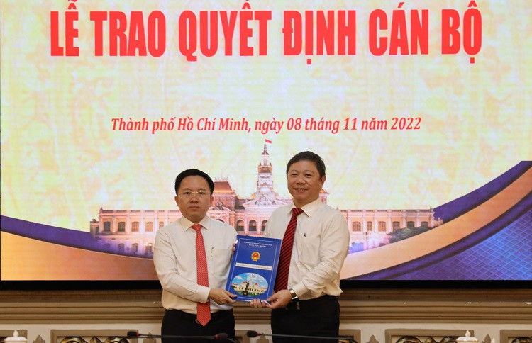 Phó Chủ tịch UBND TP.HCM Dương Anh Đức (phải) trao quyết định cho ông Từ Lương.
