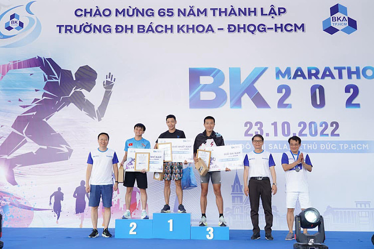 Ban Tổ chức trao giải BK Marathon 2022