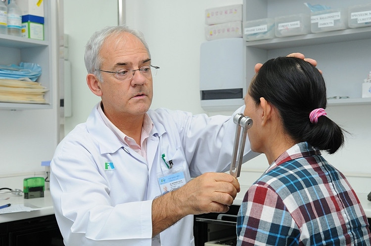 Bác sĩ Bernard Colin điều trị thính lực cho bệnh nhân tại Bệnh viện FV - Ảnh: FV