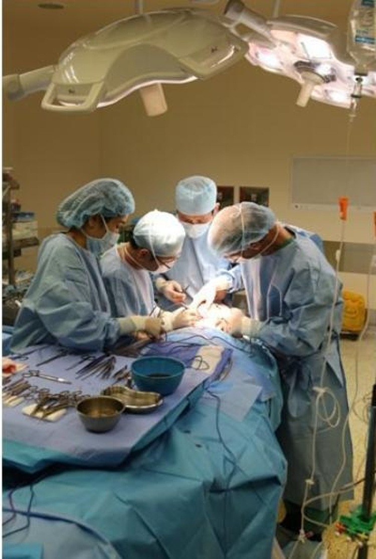Các ca phẫu thuật phục hồi thính lực cho bệnh nhân Việt Nam được bác sĩ Bernard Colin thực hiện tại bệnh viện FV - Ảnh: FV