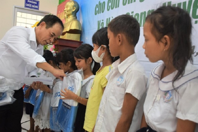 Tạp chí Giáo dục TP.HCM trao 150 học bổng cho học sinh tại Trà Vinh