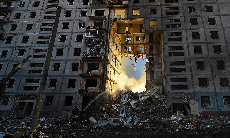 Một chung cư tại thành phố Zaporizhzhia, Ukraine hư hại sau khi Nga tập kích tên lửa ngày 9/10. Ảnh: Reuters.