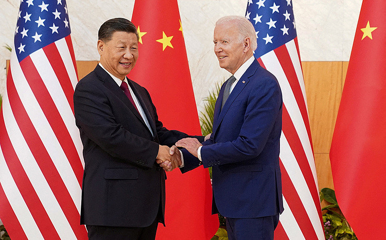 Chủ tịch Trung Quốc Tập Cận Bình (trái) bắt tay Tổng thống Mỹ Joe Biden tại Bali, Indonesia ngày 14/11. Ảnh: Reuters.