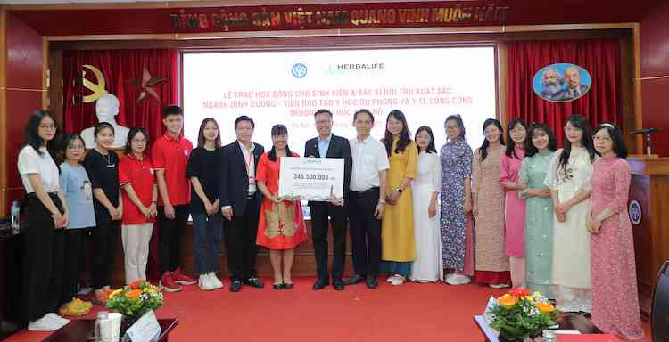 Herbalife Việt Nam trao học bổng cho sinh viên và bác sĩ nội trú xuất sắc