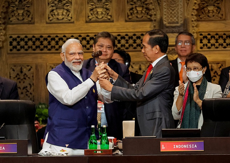 Tổng thống Indonesia Joko Widodo chuyển giao vai trò Chủ tịch G20 cho Thủ tướng Ấn Độ Narendra Modi ngày 16.11