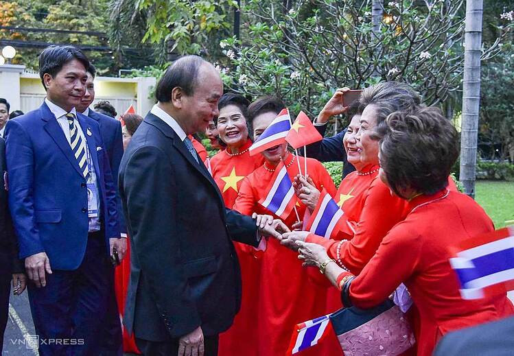 Chủ tịch nước Nguyễn Xuân Phúc gặp gỡ kiều bào Việt Nam tại Thái Lan, chiều 17/11. Ảnh: Anh Minh