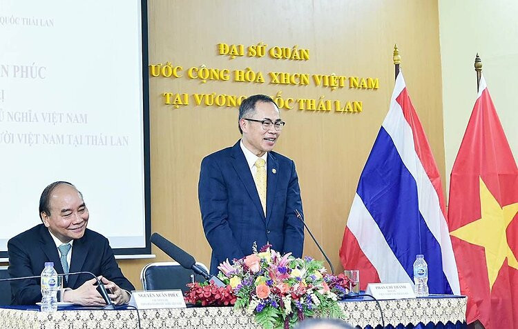 Đại sứ Việt Nam tại Thái Lan Phan Chí Thành (bên phải) phát biểu tại cuộc gặp giữa Chủ tịch nước Nguyễn Xuân Phúc với kiều bào tại Thái Lan, chiều 17/11. Ảnh: Anh Minh