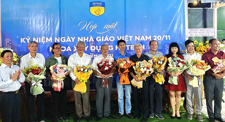 Các thầy cô của Khoa Xây dựng nhận hoa chức mừng Ngày Nhà giáo Việt Nam từ các sinh viên