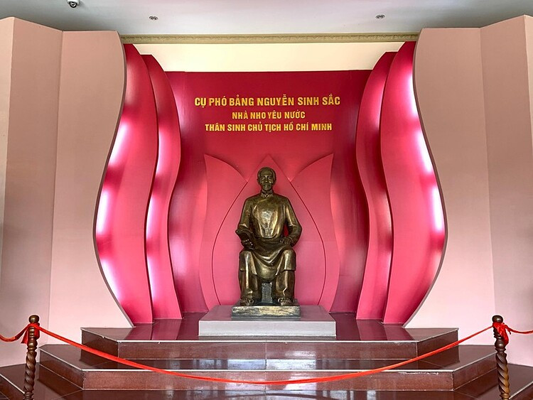 Tượng cụ Phó bảng Nguyễn Sinh Sắc được đặt trang trọng trong Khu Di tích Nguyễn Sinh Sắc (Đồng Tháp)