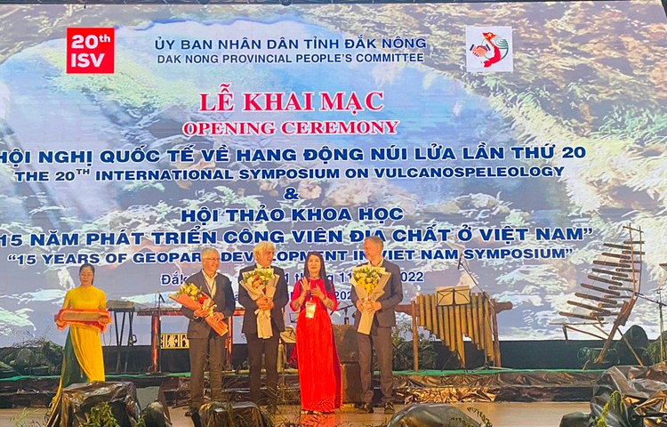 Phó Chủ tịch UBND tỉnh Tôn Thị Ngọc Hạnh tặng hoa cho các đại biểu quốc tế thuộc Mạng lưới CVĐCTC UNESCO