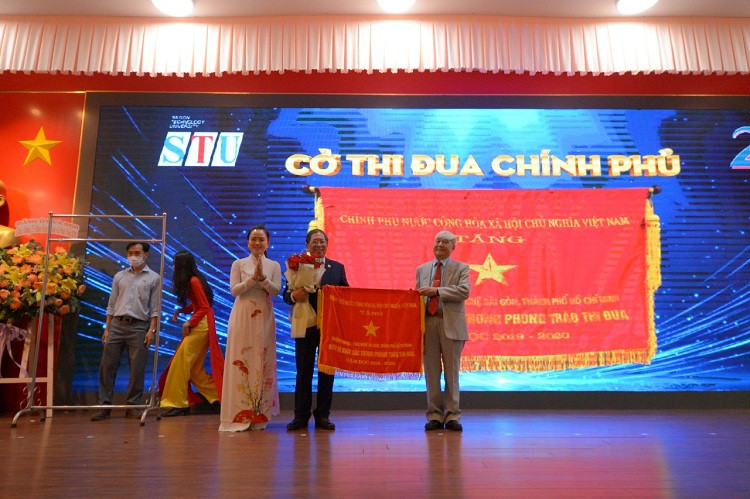 Trường ĐH Công nghệ Sài Gòn nhận cờ thi đua của Chính phủ