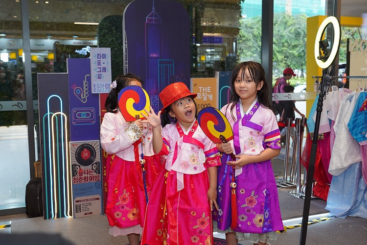 Khách tham quan cũng có thể thuê Hanbok - trang phục truyền thống của Hàn Quốc để mặc và chụp hình kỷ niệm.