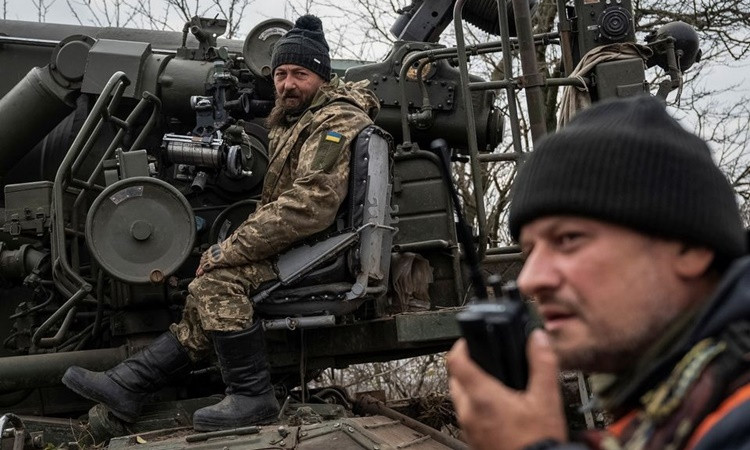 Binh sĩ Ukraine chuẩn bị khai hỏa pháo tự hành 2S7 Pion trên chiến tuyến ở khu vực Kherson ngày 9/11. Ảnh: Reuters.