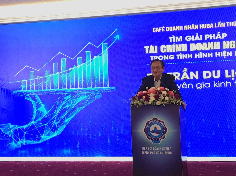 Chuyên gia kinh tế Trần Du Lịch phát biểu tại chương trình.