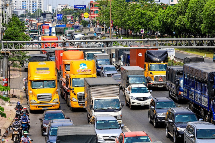 Đề xuất giảm 10-30% phí đường bộ cho doanh nghiệp kinh doanh vận tải
