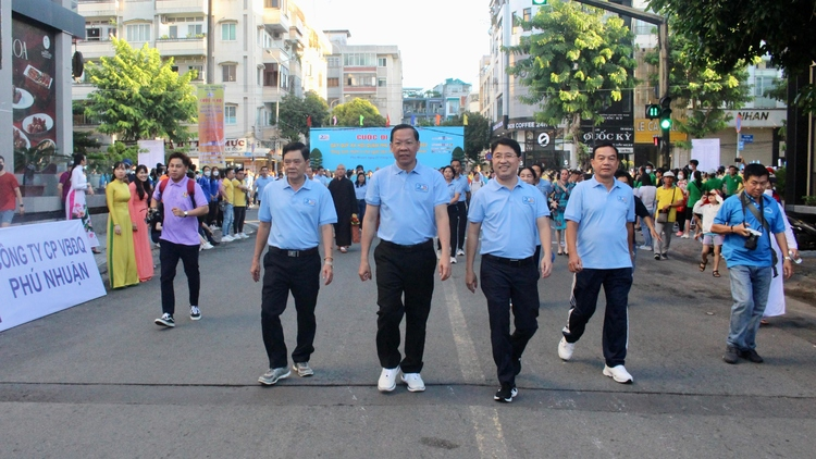 Chủ tịch Phan Văn Mãi đi bộ đồng hành chăm lo người dân khó khăn