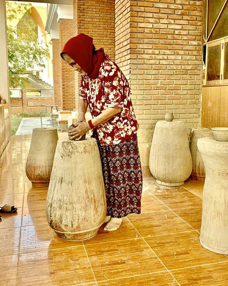 Nghệ nhân làm gốm ở làng Bàu Trúc, tỉnh Ninh Thuận. Ảnh: C.M.T
