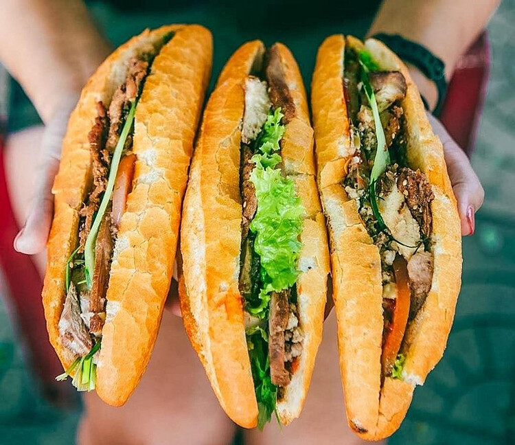 Việt Nam, bánh mì đã trở thành món ăn đường phố ngon, bổ, rẻ, phù hợp với mọi túi tiền và văn hóa vùng miền hoặc sở thích cá nhân bởi “đồ bổi” và gia vị ăn kèm.