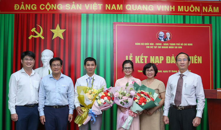 Chi bộ Tạp chí Doanh Nhân Sài Gòn kết nạp đảng viên mới