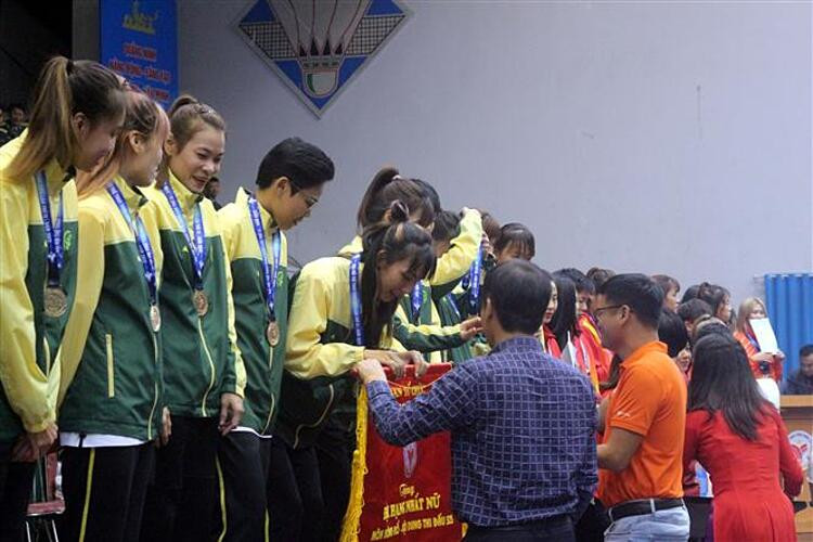 Ban tổ chức trao huy chương vàng và cờ cho đội nữ Thành phố Hồ Chí Minh nội dung (5x5). Ảnh: Thanh Vân/TTXVN