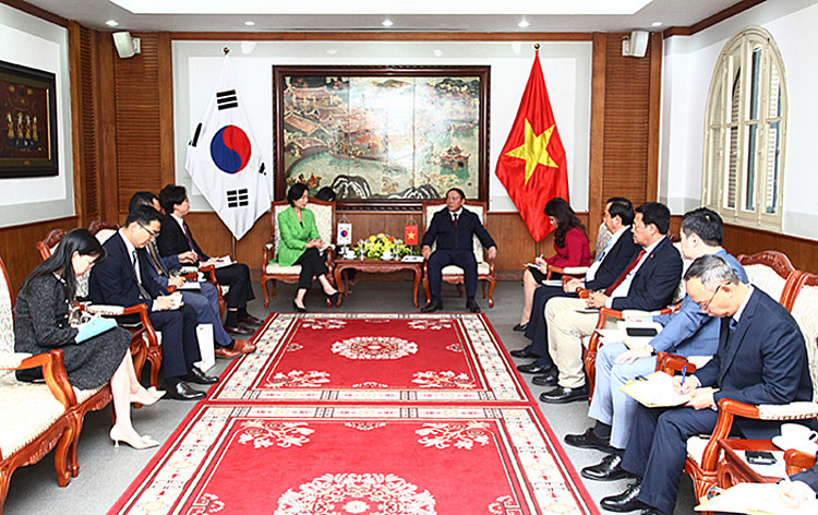 Bộ trưởng Nguyễn Văn Hùng tiếp Đại sứ Hàn Quốc Oh Youngju