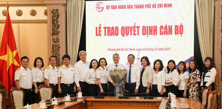 hủ tịch UBND TPHCM Phan Văn Mãi, lãnh đạo Sở Tài Chính, Cục Thuế TPHCM chúc mừng tân Giám đốc Sở Tài chính Lê Duy Minh. Ảnh: VIỆT DŨNG