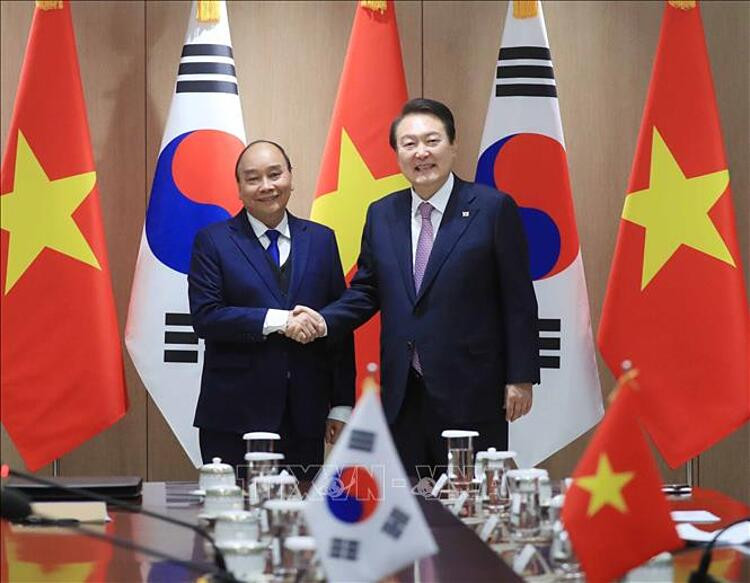 Chủ tịch nước Nguyễn Xuân Phúc và Tổng thống Hàn Quốc Yoon Suk - yeol tại buổi hội đàm. Ảnh: Thống Nhất/TTXVN
