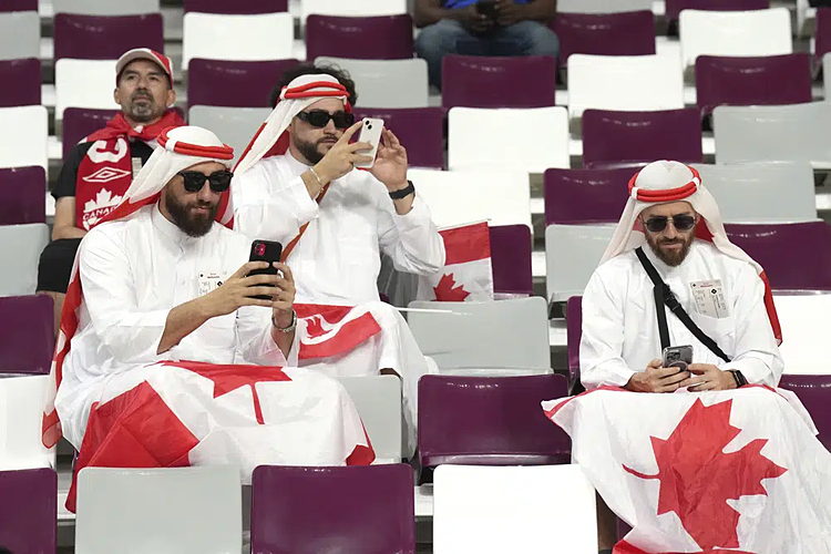 Cổ động viên Canada cổ vũ trước trận bóng giữa Canada và Croatia tại Sân vận động quốc tế Khalifa ở Al Rayyan, Qatar ngày 27/11/2022. Ảnh AP/Nathan Denette.