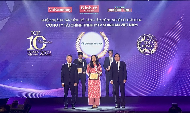 Đại diện Shinhan Finance nhận giải thưởng Top 10 Tin dùng Việt Nam 2022 cho ứng dụng quản lý tài chính iShinhan
